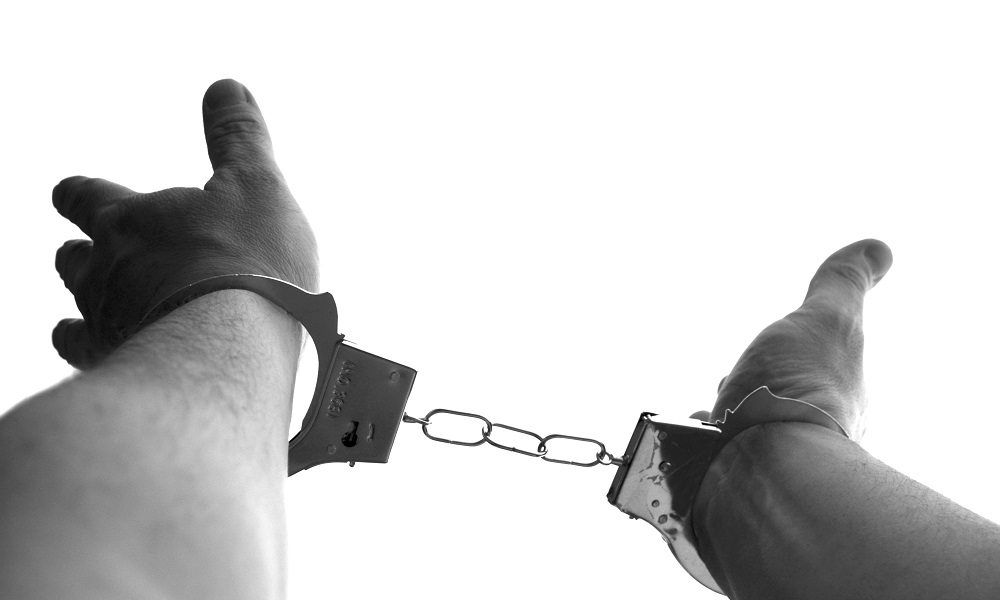 Омич украл камеру видеонаблюдения из тёплой остановки и продал знакомому за две тысячи рублей [ВИДЕО]