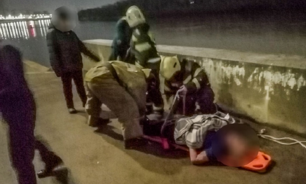 В Омске пенсионерку спасали из реки с помощью собачьего поводка