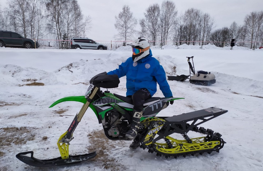 Вместо переднего колеса лыжа, а вместо заднего гусеница: омские гонщики заняли весь пьедестал на чемпионате России