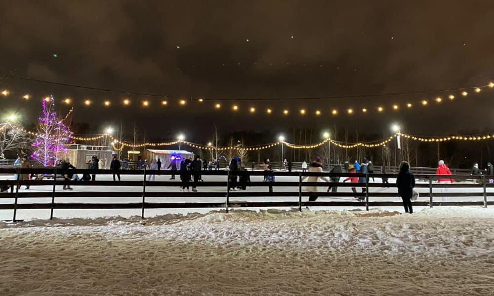 Запускали «паровозики» и играли: более 10 тысяч омичей присоединились к рождественским катаниям