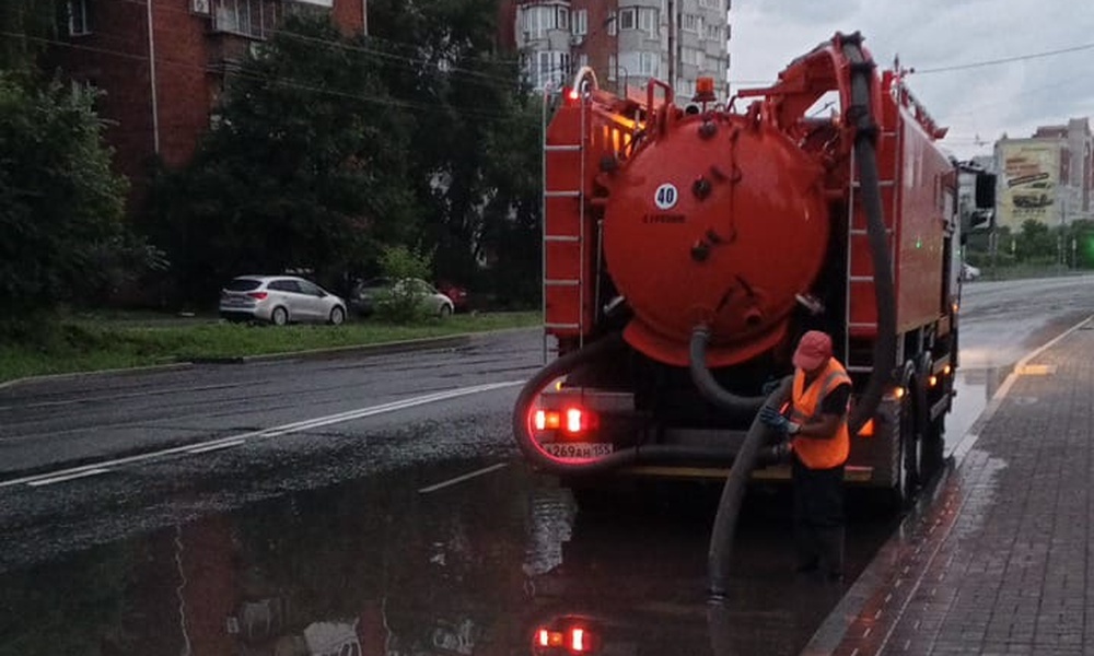 После ливня омские дорожники откачали с городских улиц 230 кубометров воды
