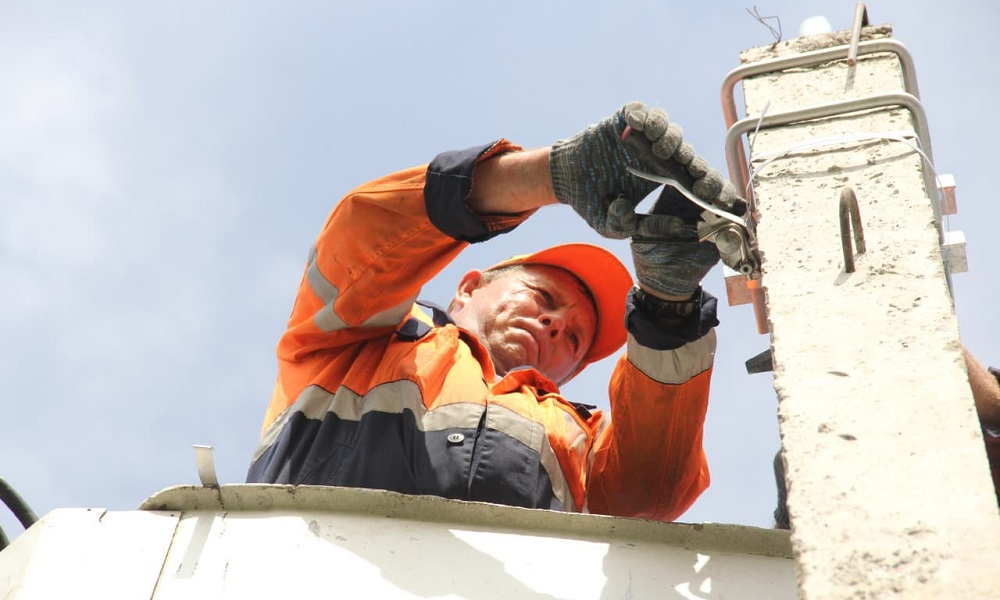 В Омске на Красноярском тракте начали монтировать опоры для фонарей 