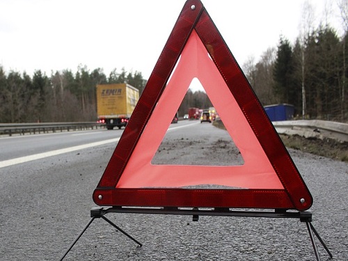 На трассе под Омском полицейская машина врезалась в грузовик