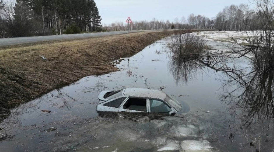 «Железный пловец»: на севере Омской области машина съехала в затопленный водой кювет