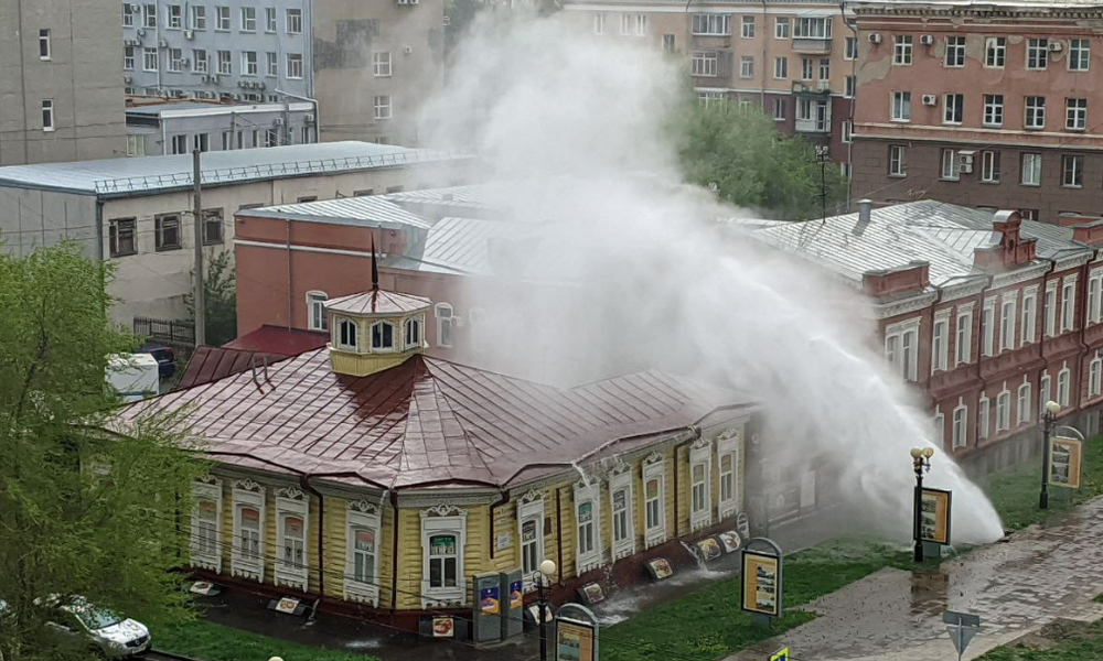 Администрация Омска прокомментировала прорыв коммуникаций на улице Тарской