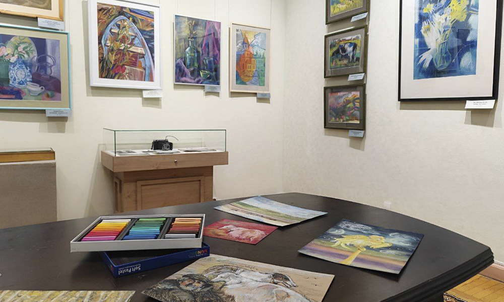 Омичей приглашают посетить выставку-конкурс «Молодые пастелисты Сибири»