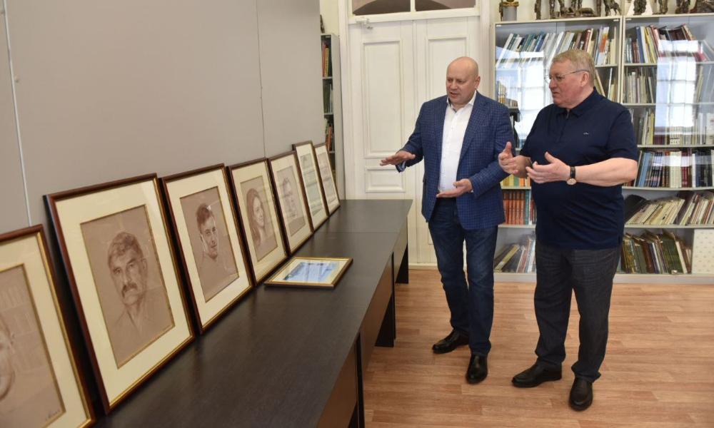 В музей «Искусство Омска» передали 9 портретов прославленных омских спортсменов