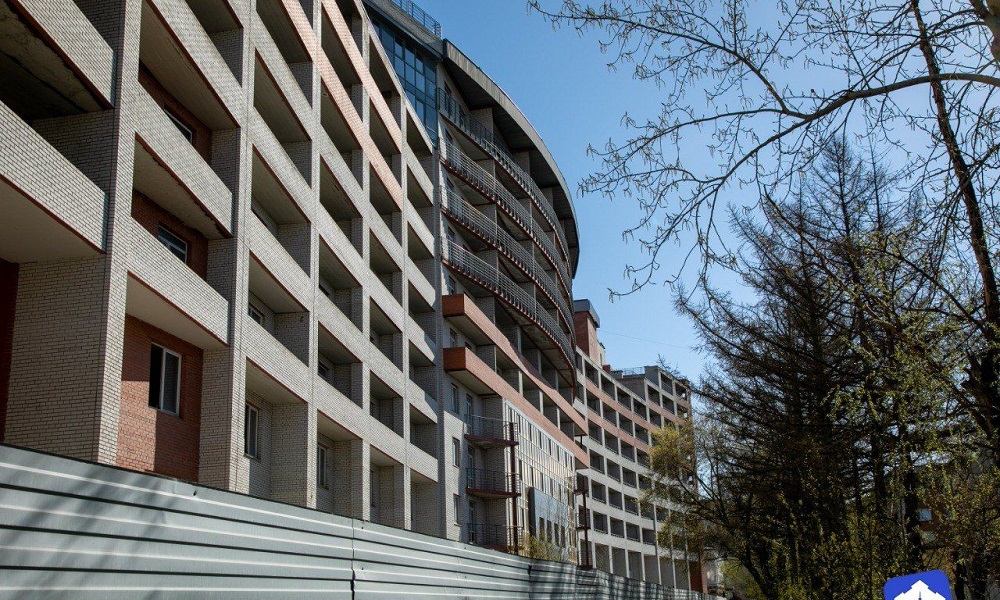 Здание на пересечении Тарской и Яковлева начнут достраивать 13 мая