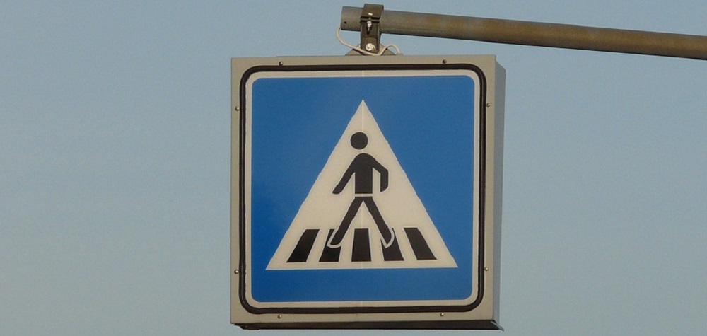 В центре Омска пенсионер сбил двух детей на "зебре" и сам отвёз их в больницу