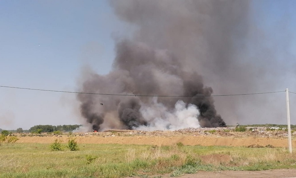 Пожар на крупной свалке в Калачинском районе практически ликвидировали 