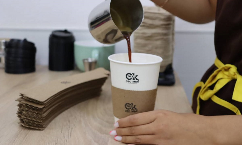 В Омске на кофейных стаканчиках появились печати с логотипом проекта «Омск — это мы»