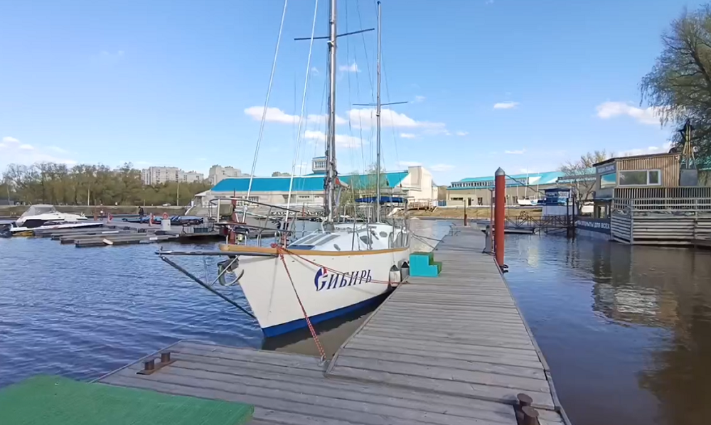 В Омске спустили на воду яхту «Сибирь»