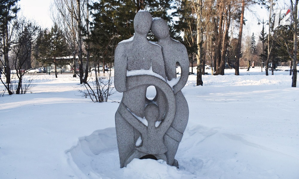 «Пётр и Феврония», «Аисты», «Женщина-мать»: какие скульптуры в Омске посвящены теме любви и семьи