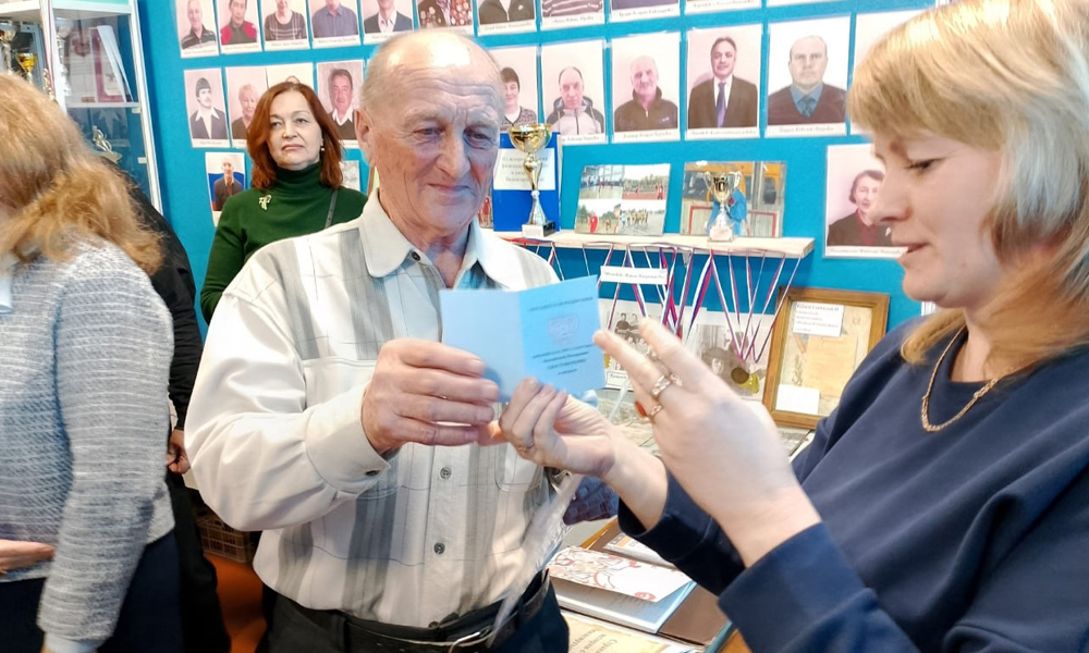 Ветерана спорта из Нижнеиртышского наградили медалью за заслуги в образовании