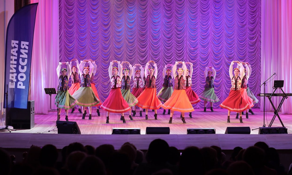 В Омске провели праздничный концерт для матерей и жён бойцов СВО