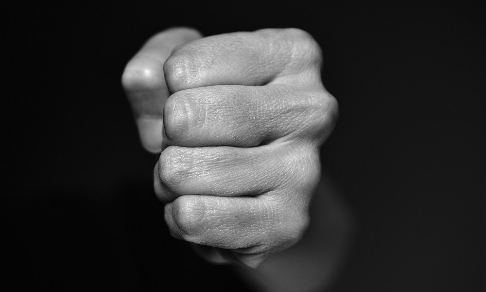 Пьяный омич избил свою 61-летнюю мать детским табуретом