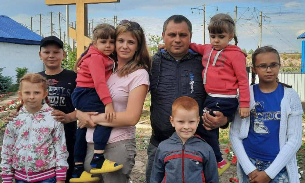 Медицинская сестра Калачинской ЦРБ Елена Зимницкая воспитывает вместе с мужем шестерых детей