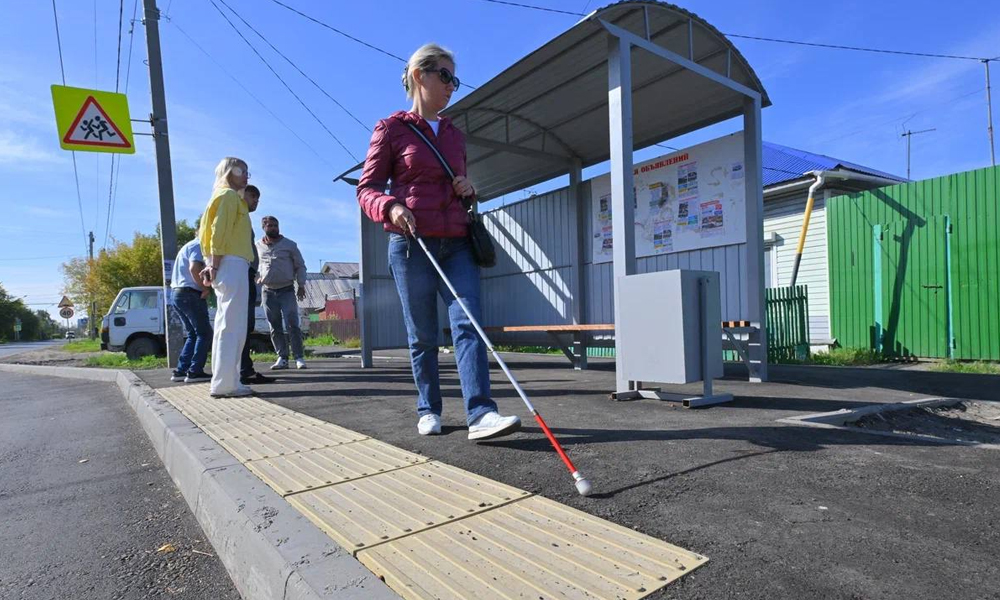 В Омске приняли 18 остановочных комплексов для людей с ОВЗ