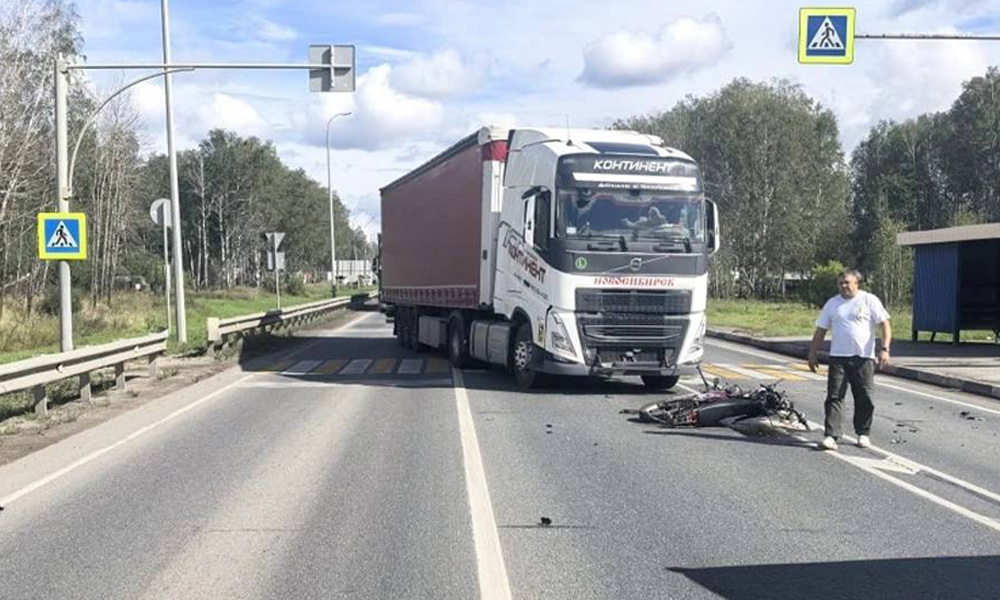 На трассе Тюмень — Омск мотоциклист врезался в грузовик