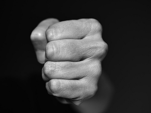 В Омске подросток из неприязни до смерти забил мужчину