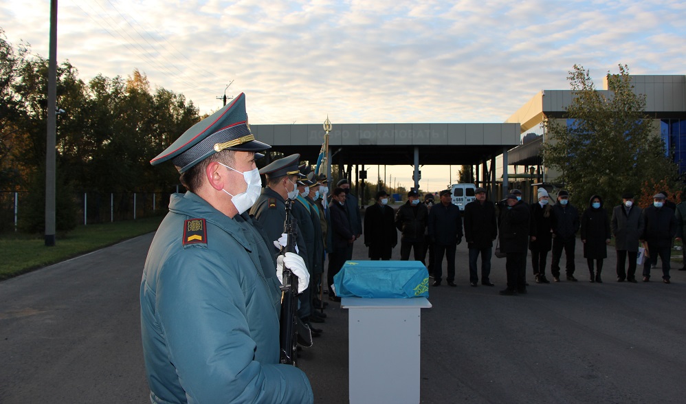 На границе Омской области и Казахстана прошла церемония передачи останков военнослужащего