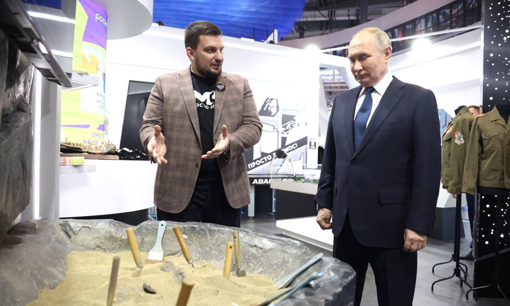 Владимир Путин посетил стенд Омской области на выставке «Россия» на ВДНХ