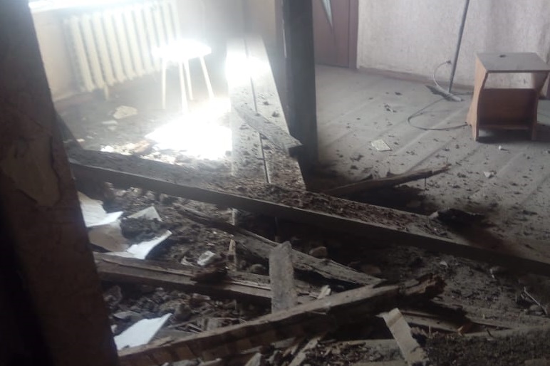 В Омске в аварийном доме рухнул потолок