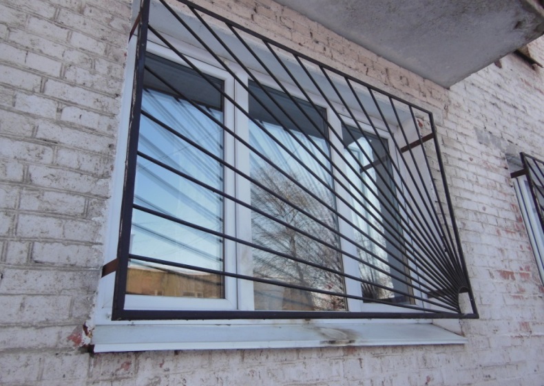 В Омске ревнивец бросил в окно возлюбленной горящую бутылку с бензином