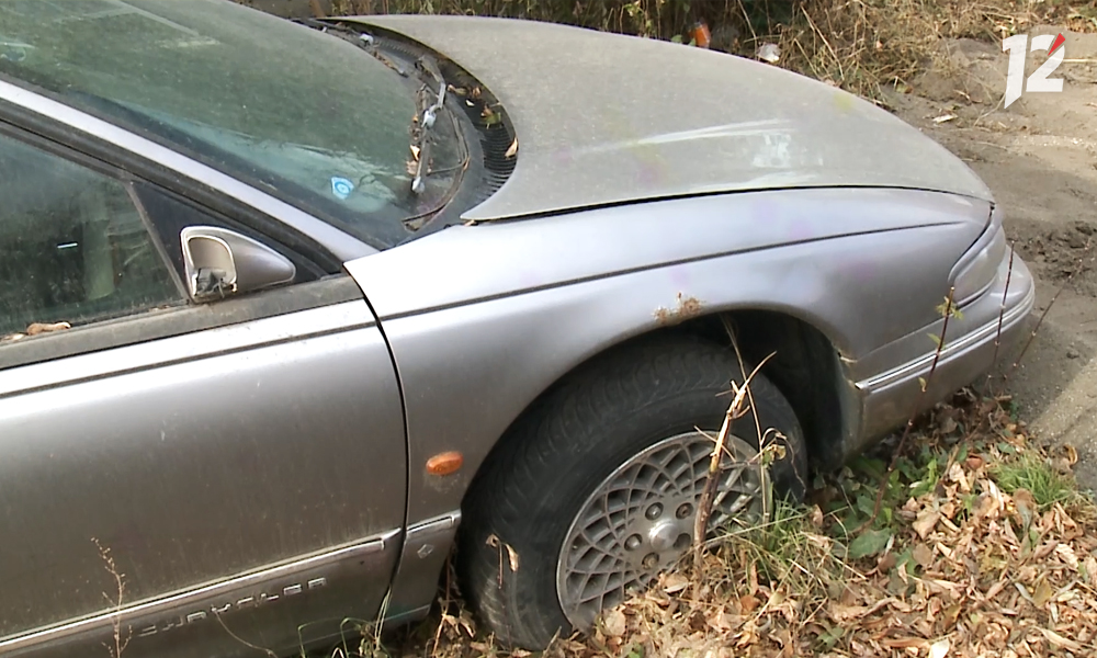 Благодаря сюжету 12 канала жильцам дома на Заозёрной удалось избавиться от брошенного во дворе автомобиля