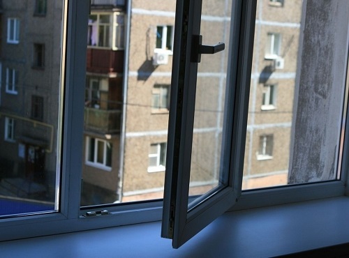 В Омске погиб выпавший из окна малыш