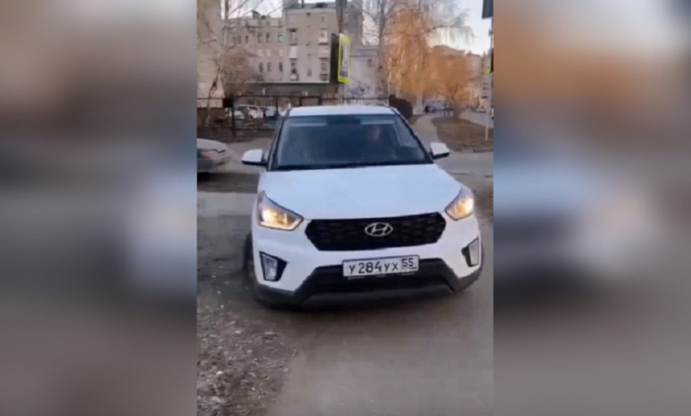 Омские госавтоинспекторы обнаружили и наказали нарушительницу ПДД благодаря соцсетям