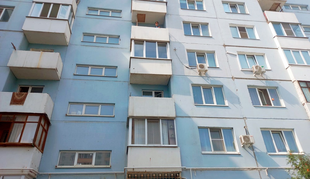 В Омске с 9 этажа упал рабочий, который красил балкон