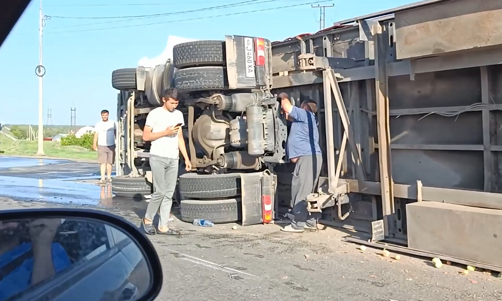 В Омской области на Русско-Полянском тракте упала фура