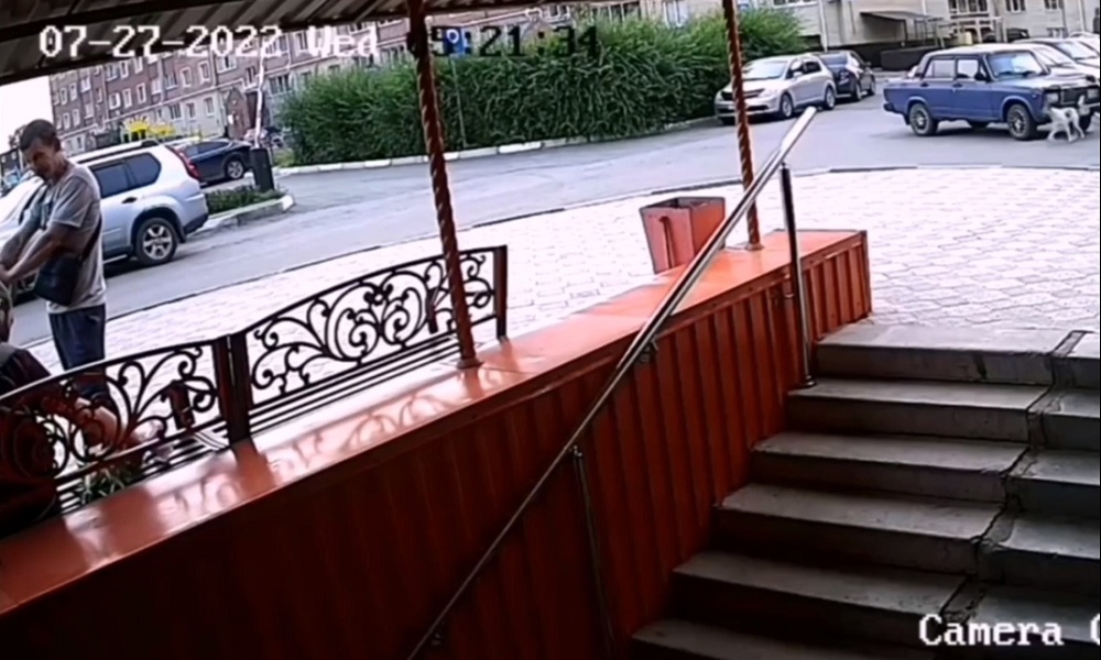 Омские полицейские ищут мужчину, который украл камеру видеонаблюдения и фонарь