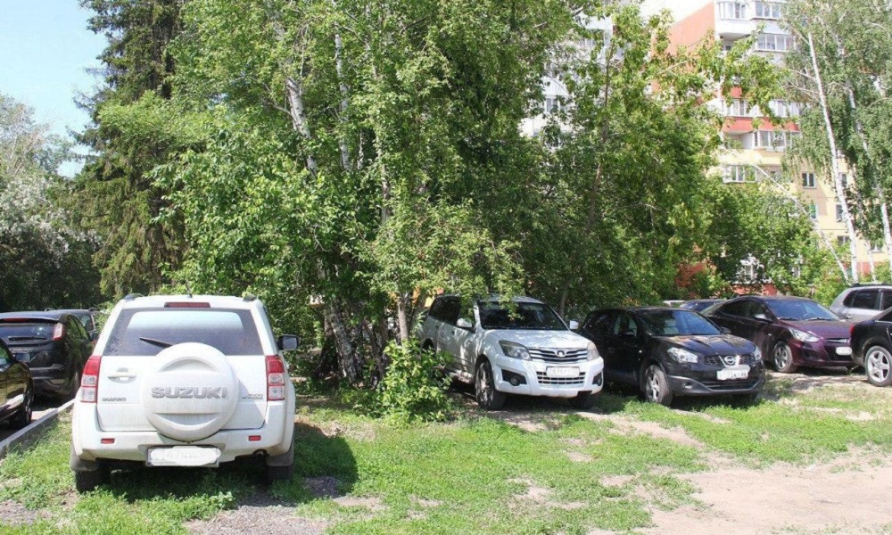 За парковку на газонах омичи заплатят больше 17 млн рублей