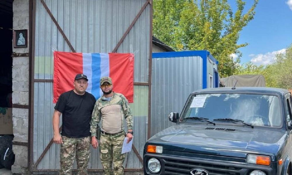 Жителю Омской области в зону СВО передали автомобиль «Нива»