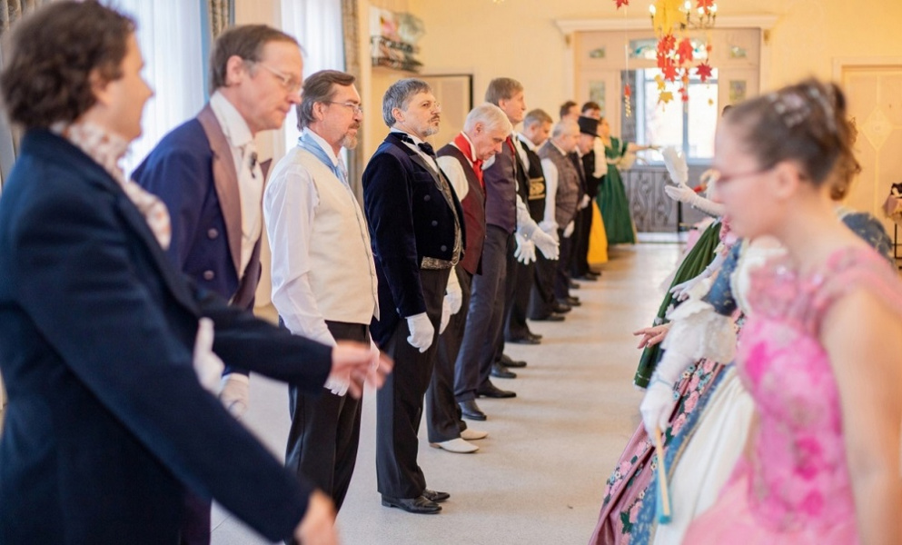 Омичи смогут научиться танцевать на мастер-классе «Школьный вальс в Пушкинке» (12+)