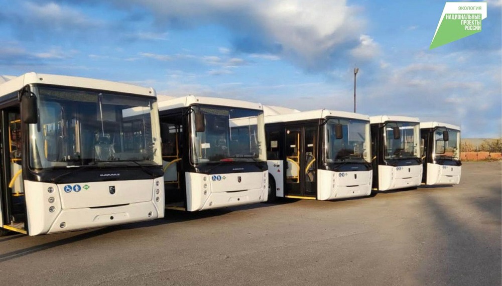 В Омск прибыли 13 новых низкопольных автобусов