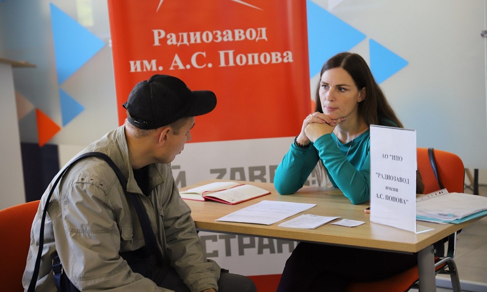 Омский радиозавод ищет несколько десятков сотрудников, которым обещает платить от 70 тысяч рублей