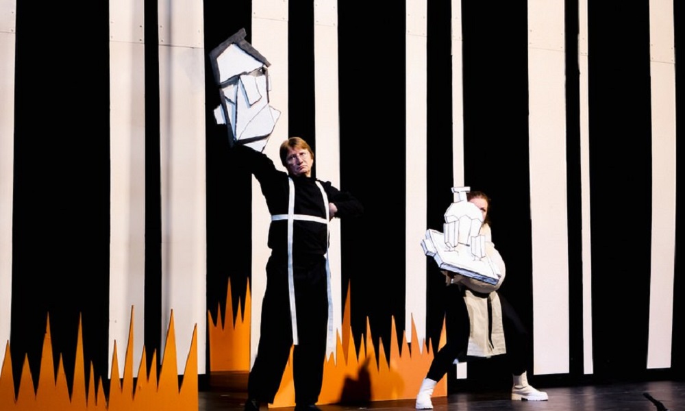 Под занавес сезона Омский ТЮЗ представит премьерный спектакль — притчу «Холстомер»  (12+) по повести Льва Толстого