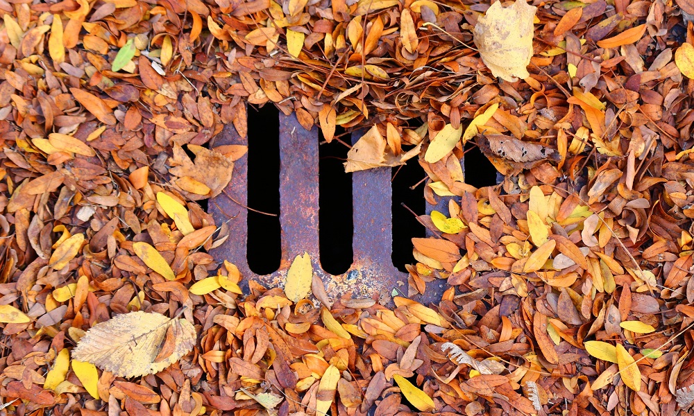 В Омске за десять месяцев этого года злоумышленники украли 162 крышки от люков и колодцев