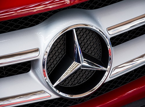 Пьяная омичка повредила Mercedes-Benz знакомого