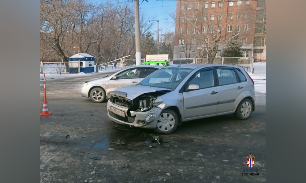 В Омске столкнулись три автомобиля, в результате ДТП пострадал ребёнок