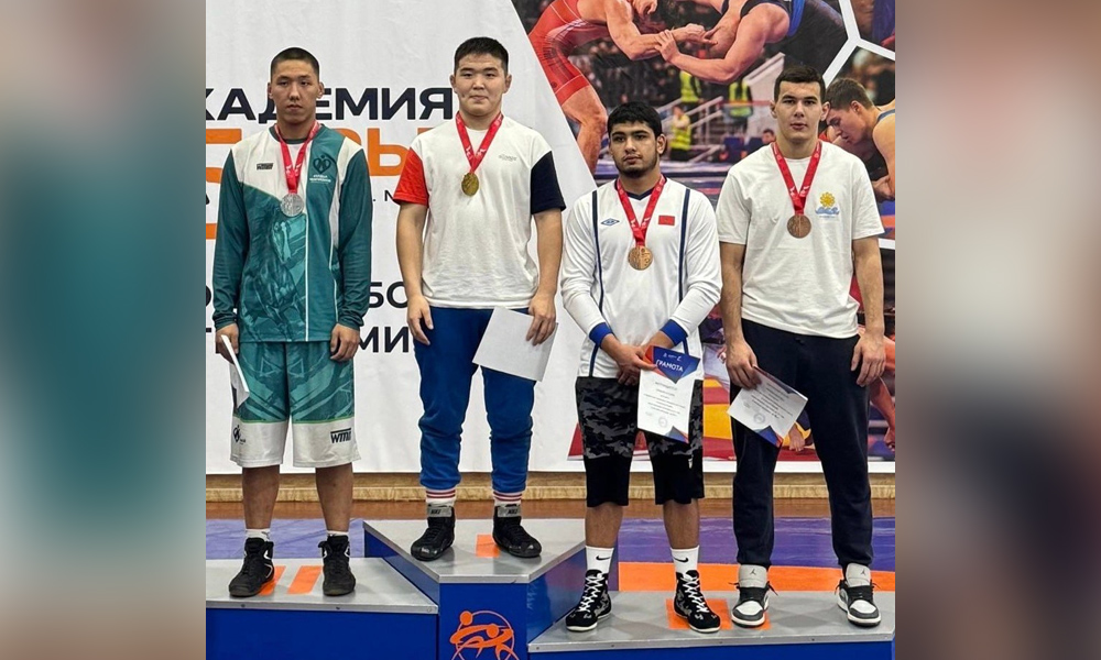 Омский борец Марлен Мноян завоевал бронзу на первенстве Сибири