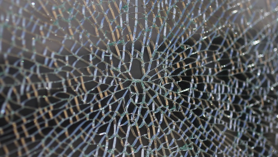 Омский бармен запрыгнул на автомобиль и ногой разбил лобовое стекло