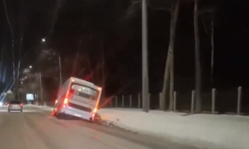 В Омске на Красном Пути в ров ливнёвки вновь упал общественный транспорт