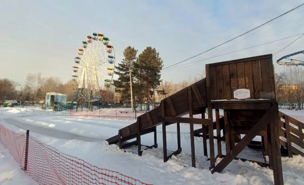 Из-за потепления в омских парках начали закрывать зимние горки