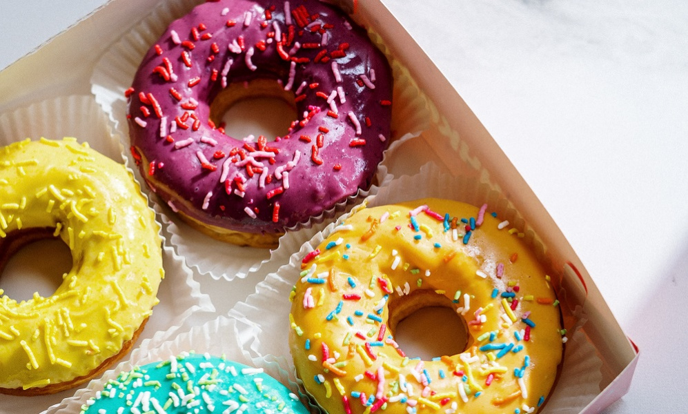 Омича, пытавшегося дать взятку полицейскому в коробке с пирожными, оштрафовали на 80 тысяч