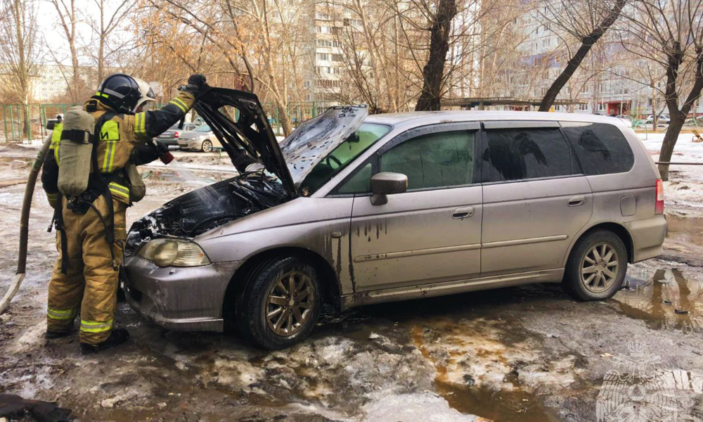 В Омске загорелся припаркованный автомобиль