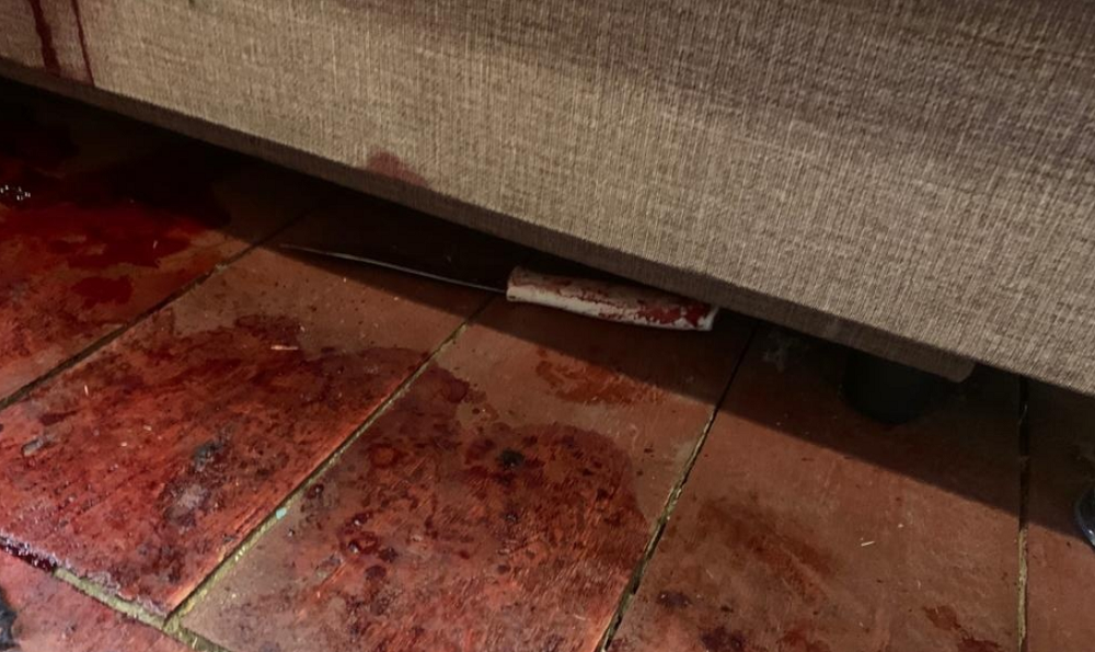 Омич на глазах у 10-летнего внука зарезал супругу и пытался покончить с собой